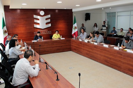 Comparte IEEPCO experiencia sobre voto desde el extranjero con funcionarios de Guanajuato