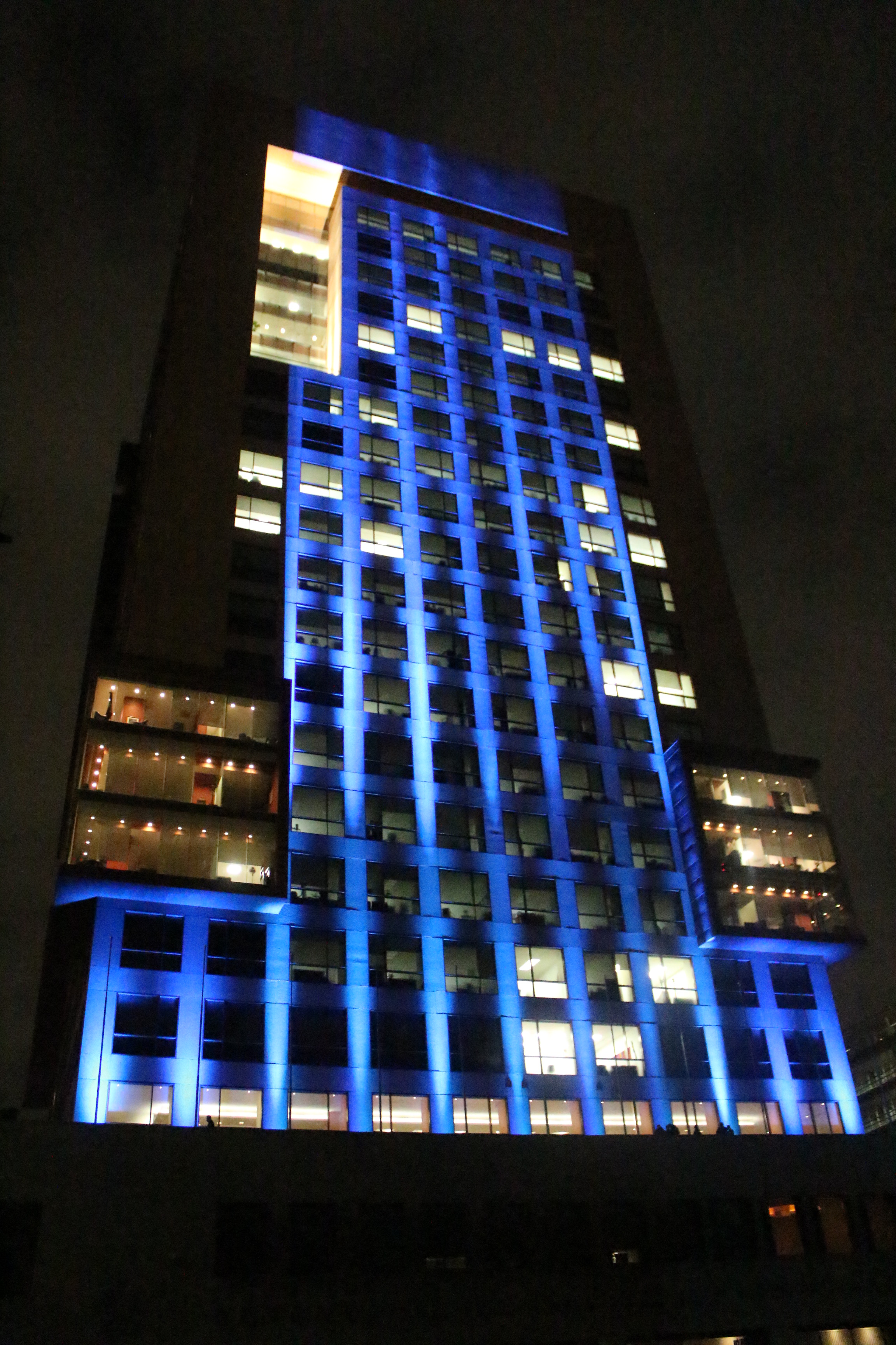 Relaciones Exteriores ilumina sede por aniversario de la ONU