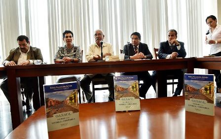 Presentan el libro “Oaxaca, ciudad para vivirla y contarla” en el Congreso local