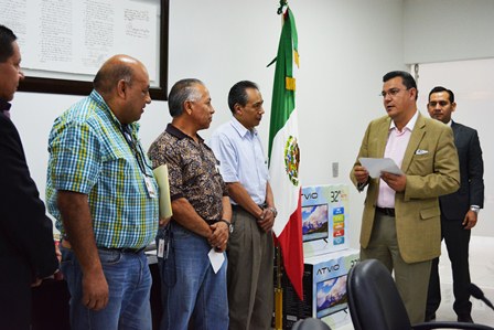 Reconocen a padres de familia con más de 30 años de servicio en el sistema penitenciario federal