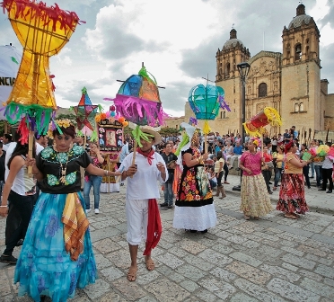 Con alegre calenda celebran XV años de la Vela Pasión en la ciudad de Oaxaca