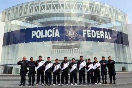Realiza equipo de basquetbol infantil triqui actividades de acondicionamiento físico en la Policía Federal