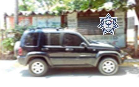 Una camioneta y un automóvil