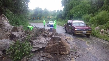 Deslaves impiden circulación en las carreteras federales 200 y 185 de Oaxaca: SSPO