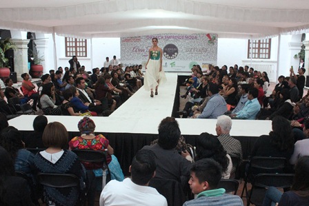 Apoyan creadoras desarrollo juvenil en pasarela “Oaxaca Emprende Moda”