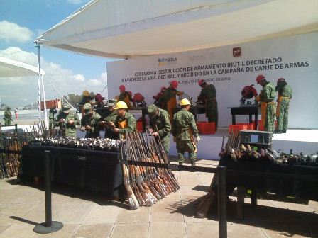Destruyen 902 armas de fuego durante ceremonias en Puebla y Colima
