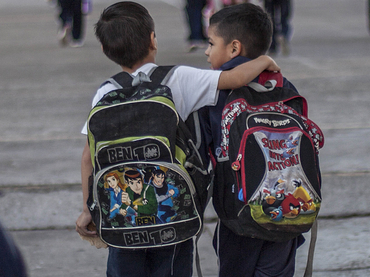 Recomiendan médicos del IMSS comprar la mochila adecuada para evitar lesiones al menor