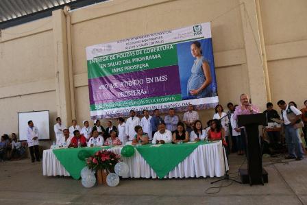 Entrega IMSS pólizas de cobertura en salud del Programa Prospera en distrito de Zimatlán, Oaxaca