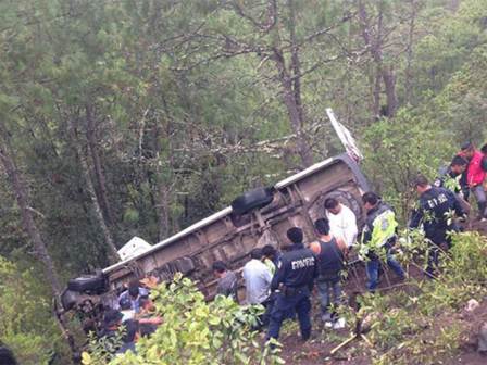 Mueren dos pasajeros al chocar Urvan contra un tráiler en Tlaxiaco, Oaxaca
