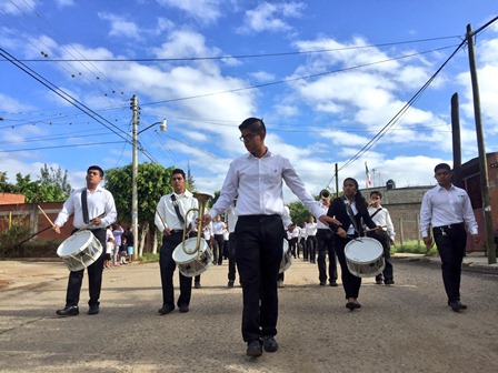 Desfilan más de mil 500 estudiantes por el 206 aniversario del inicio de la Independencia