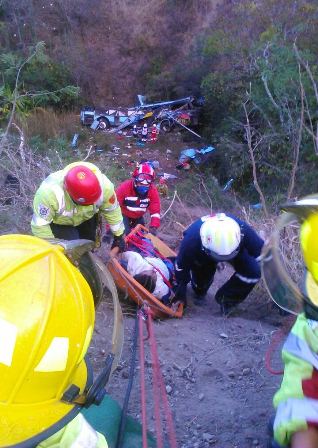 Deja cinco muertos y 25 heridos accidente de autobús en la Sierra Sur de Oaxaca