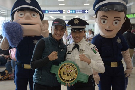 Reciben a boxeadora Irma “Torbellino” García en el Aeropuerto Internacional de Cancún