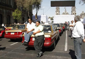 Más “cochinitos” para Miguel Ángel Mancera en transporte concesionado, denuncian taxistas