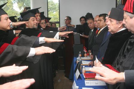 Políticos han desprestigiado la labor de gobernar, rector de la UEDEP