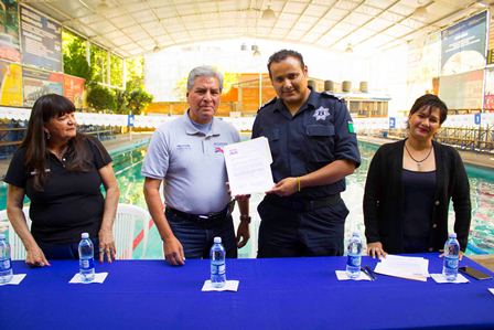 Firma Policía Auxiliar de Oaxaca convenio con escuela de natación