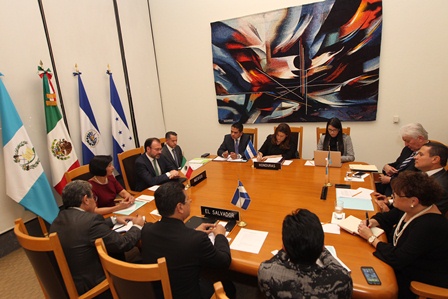 Intercambian cancilleres centroamericanos opiniones sobre protección a derechos humanos de migrantes