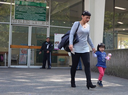 Vence cáncer de mama durante embarazo y salvan la vida de su hija