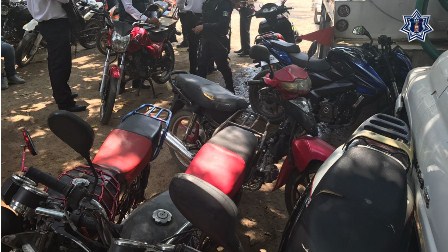 Aseguran policías viales estatales 25 motocicletas y un automóvil en el Istmo