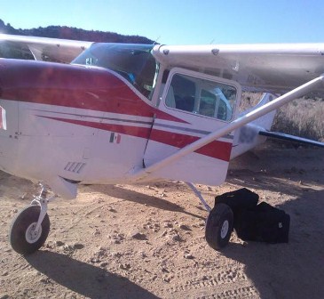 Aseguran aeronave con aparente droga en BC; Más de una tonelada de marihuana en Coahuila