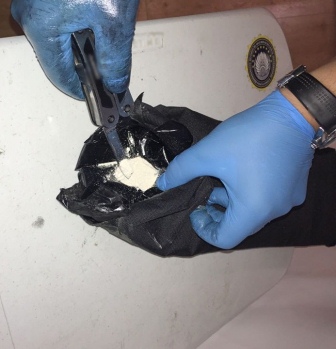 Aseguran cerca de dos kilos de aparente heroína en Aeropuerto Internacional de Tijuana