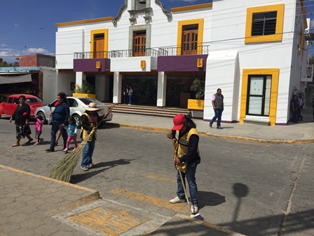 Con “Tequio por Xoxo” se embellece la cabecera municipal, previo a Martes de Brujas