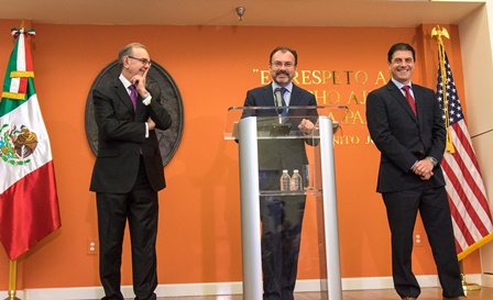 Conversan sobre asuntos migratorios, fronterizos y de cooperación en materia de seguridad