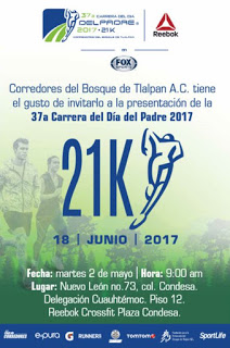 Lleva la bandera de la palabra “familia" en alto