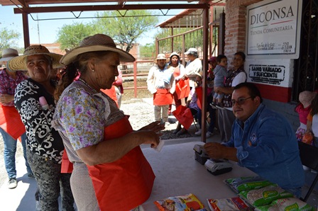 Suministra alimentos a comunidades indígenas