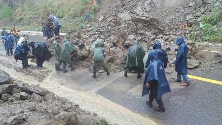 Auxilian a la población afectada por las lluvias provocados por “Beatriz” en Oaxaca