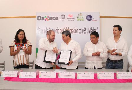 Firman Economía y productores de mezcal convenio con empresa GS1