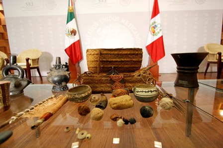 Restituye México 168 objetos precolombinos al Gobierno del Perú