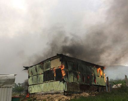 Deja enfrentamiento unas 50 viviendas quemadas y cinco vehículos destruidos en Zaachila, Oaxaca