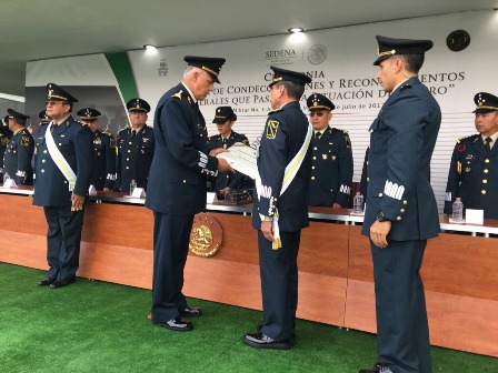 Entregan condecoraciones y reconocimientos a generales que pasaron a situación de retiro