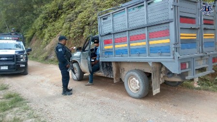 Detienen policías estatales a conductor de camioneta con reporte de robo en el Istmo