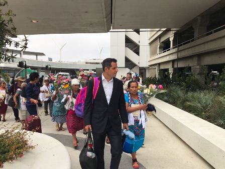 Encabeza gobernador de Oaxaca reunificación de familias migrantes en Los Ángeles, California