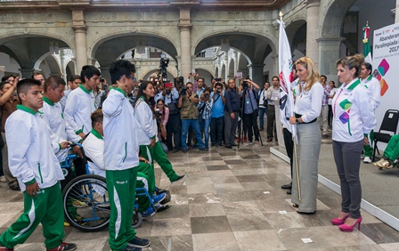 Abanderan a deportistas oaxaqueños que asistirán a la Paralimpiada 2017 en Colima