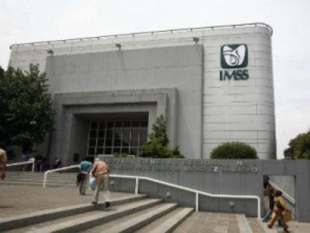 Salvan médicos y enfermeras del IMSS a una mamá y a su bebé