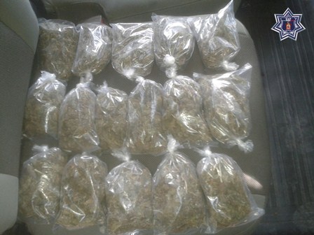 Detenidos dos sujetos por delitos contra la salud y portación de arma de fuego