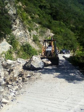Intensifica CAO trabajos para restablecer la comunicación en la red carretera estatal