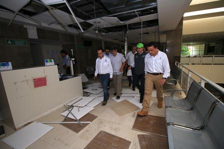 Evalúa director General daños causados por el sismo en clínicas del IMSS de Chiapas