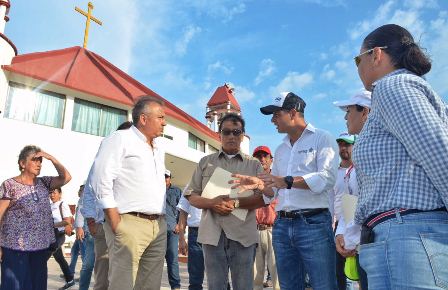 Constatan entrega de ayuda humanitaria y levantamiento de censo en El Espinal, Oaxaca