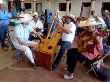 Exitosa presentación del grupo Arpa Grande en Juxtlahuaca, Oaxaca