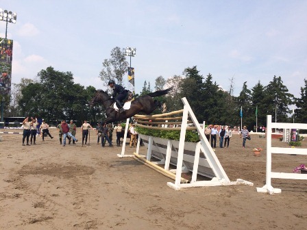 Logra Julio César Ramírez nuevo record militar ecuestre de salto de altura