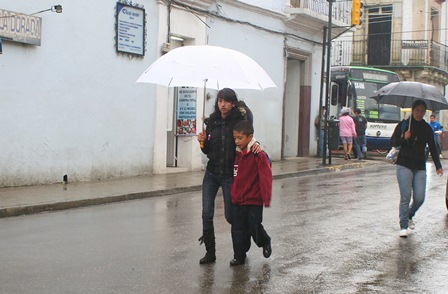 Exhorta CEPCO a mantenerse alerta por lluvias en Oaxaca; potencial de desarrollo ciclónico
