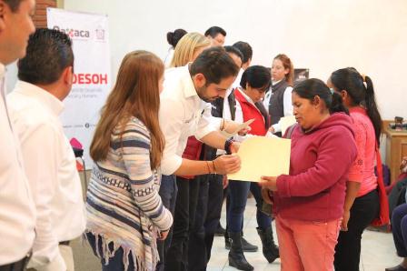 Aprendí a escribir, esa es mi satisfacción; concluyen adultos primaria y secundaria