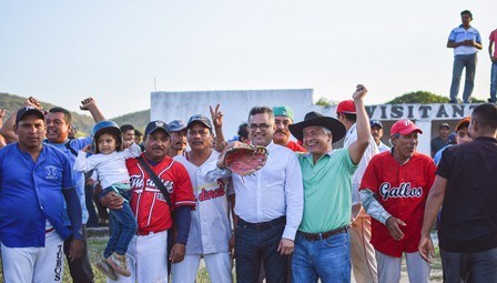 Premian a finalistas de la Liga de Béisbol de Comunidades de Ixtaltepec, Oaxaca