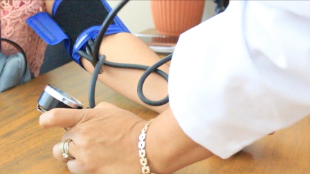 Ofrecen atención y orientación médica permanente a usuarios en espacios públicos