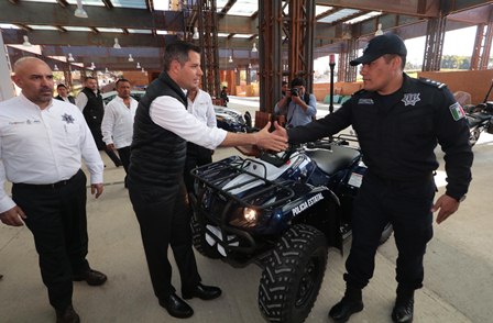 Entregan equipo táctico, uniformes y vehículos de seguridad en Oaxaca