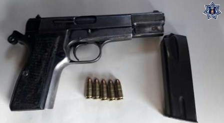 Aseguran cuatro unidades de motor, un arma y marihuana; dos detenidos