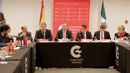 Acuerdan gobiernos de Oaxaca y España electrificar mil viviendas en el Estado